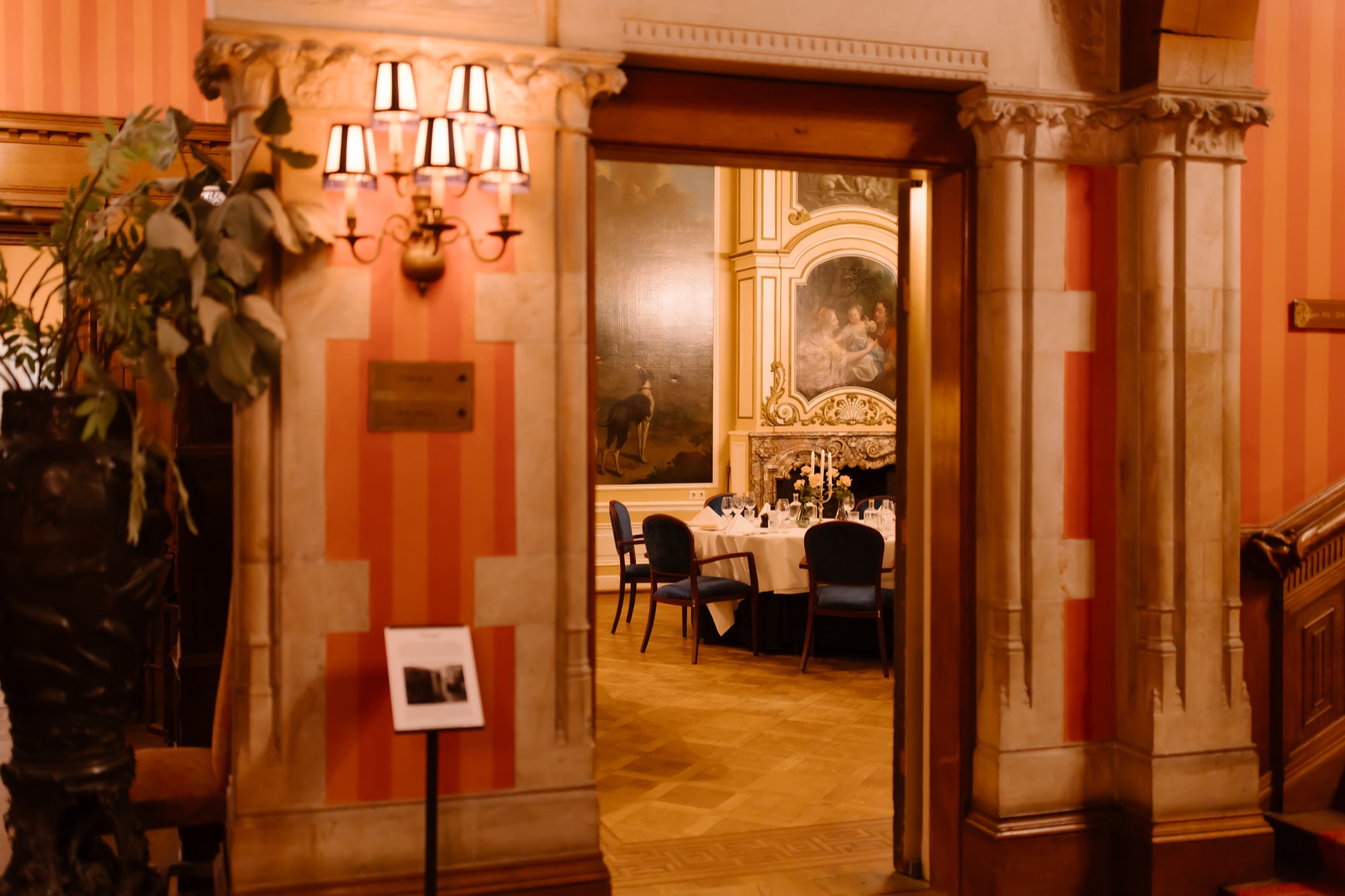 Entree van de historische locatie op de avond van het diner