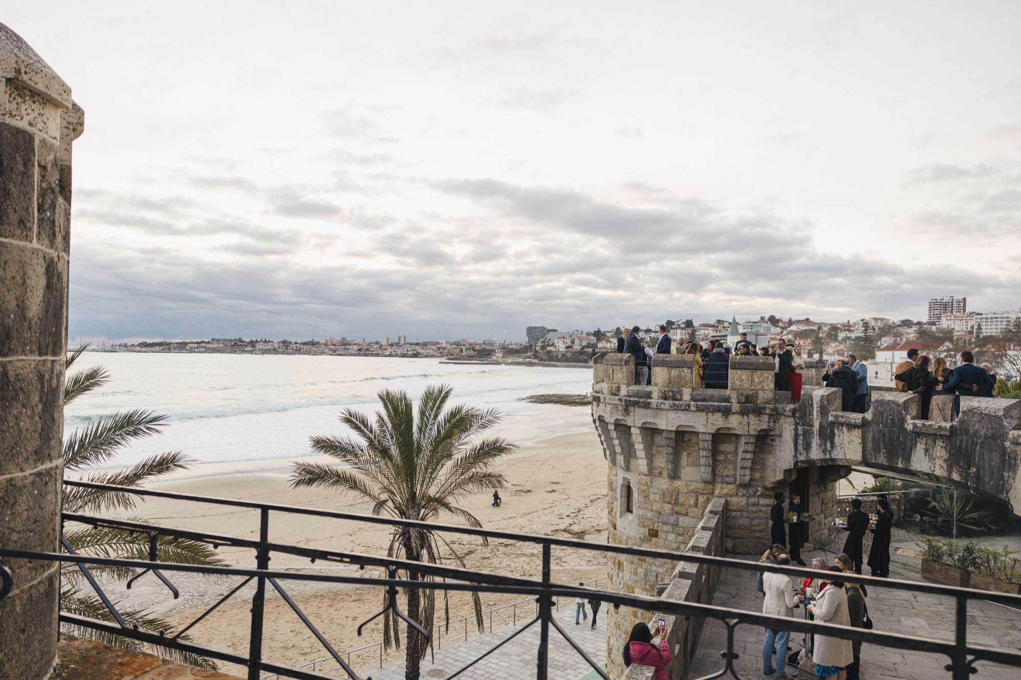 Sundowner op het terras van een kasteel aan zee in Portugal