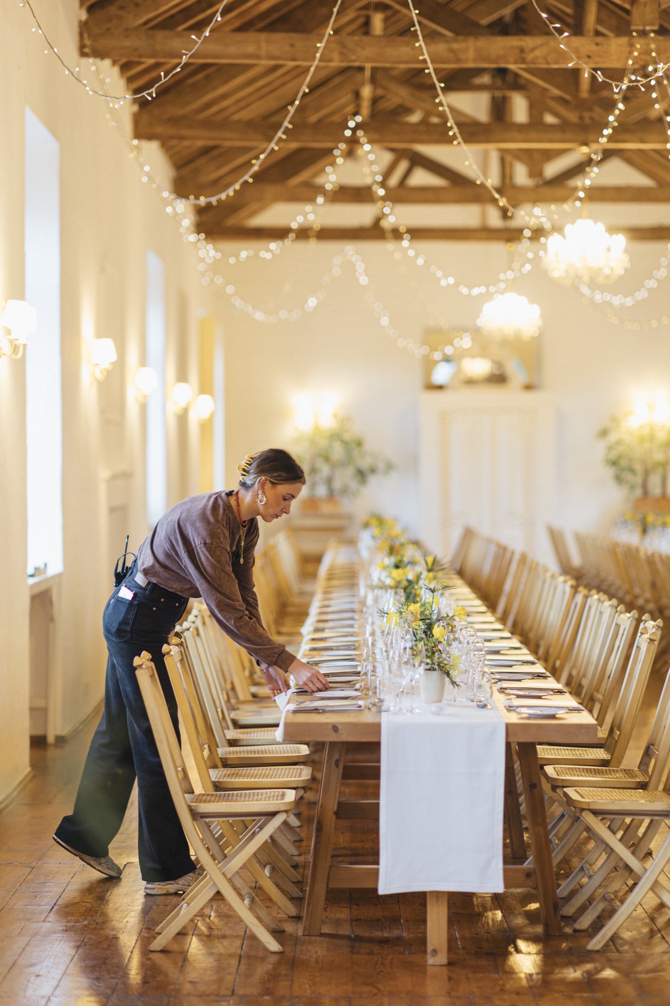 De tafel wordt gedekt voor het bruiloftsdiner
