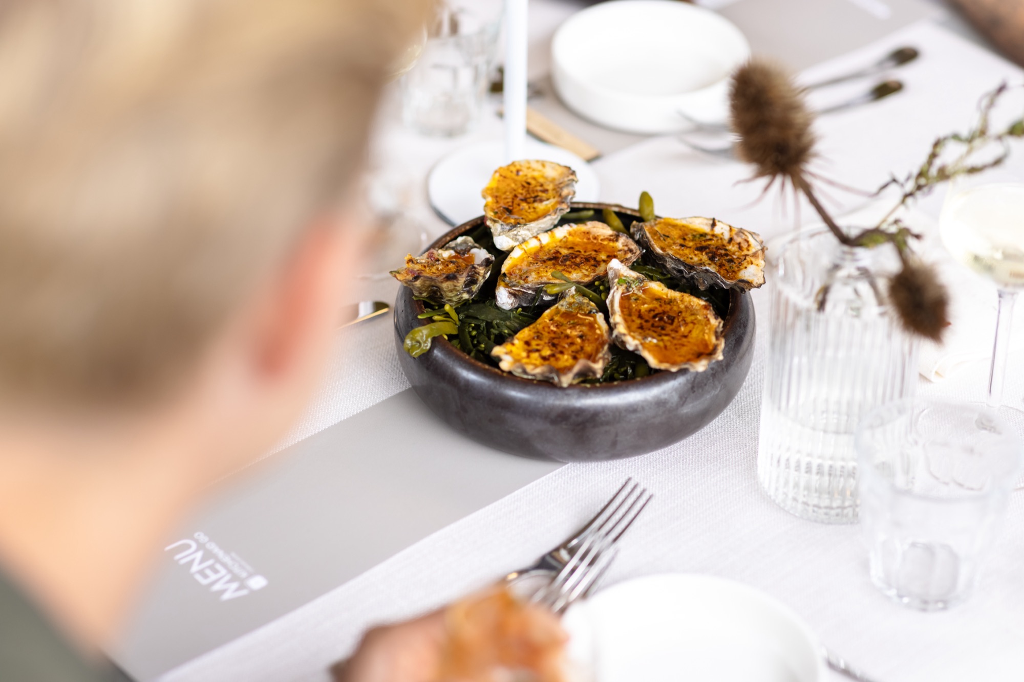 Gegratineerde oesters tijdens het merkdiner