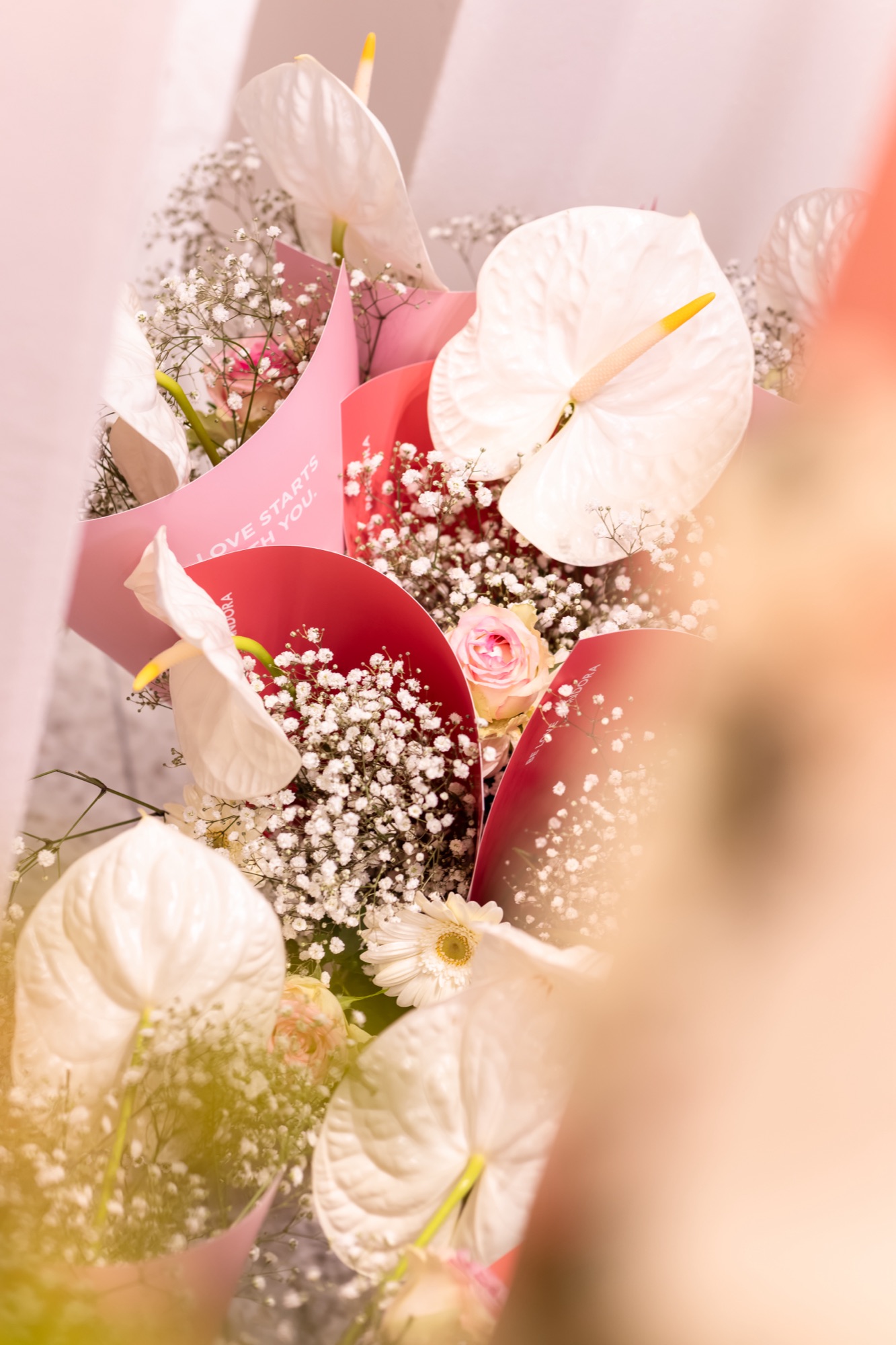 Floral arrangement in pink tones at the PANDORA opening