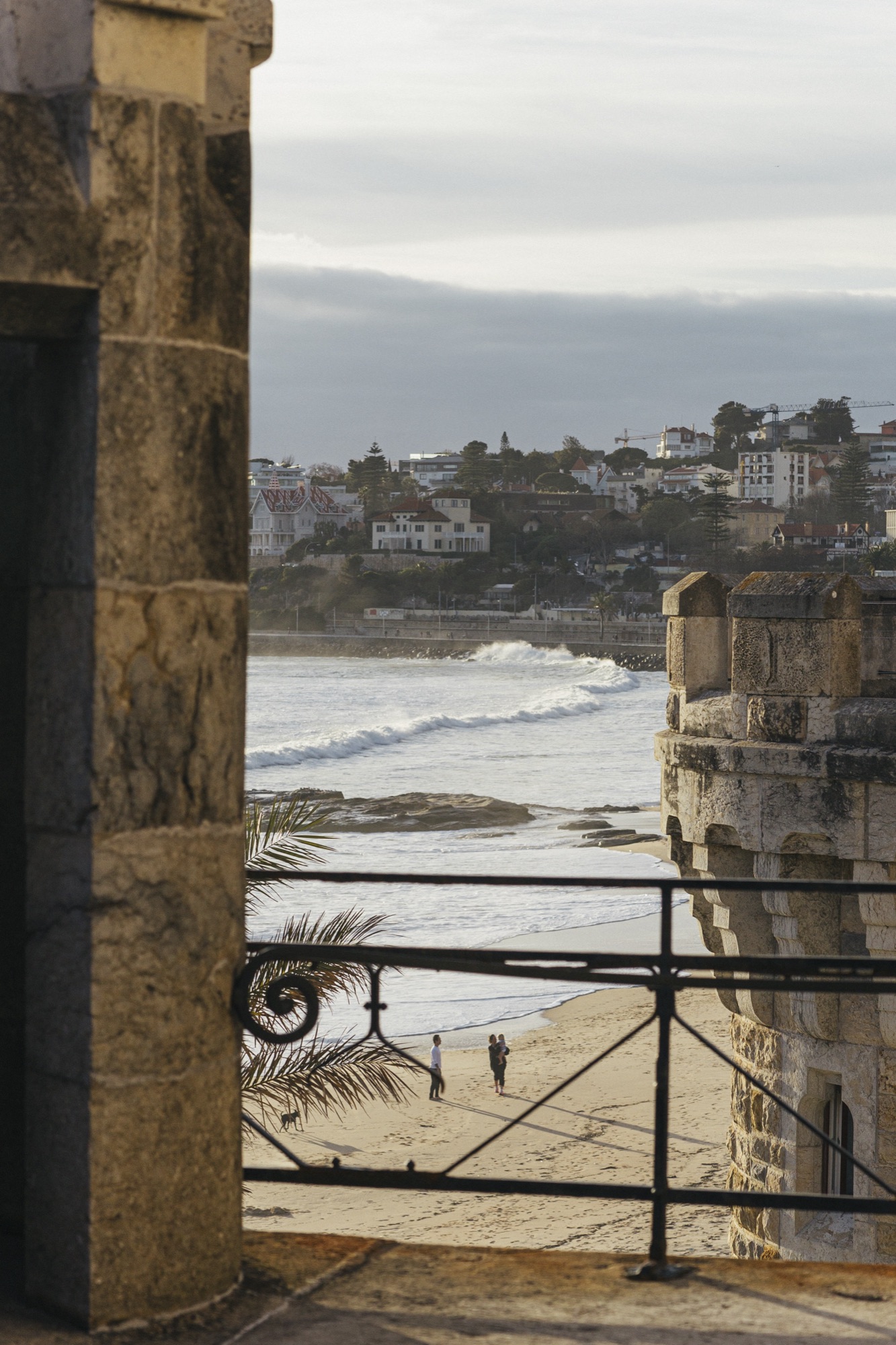 Uitzicht op de Atlantische Oceaan vanaf een historisch landgoed in Portugal