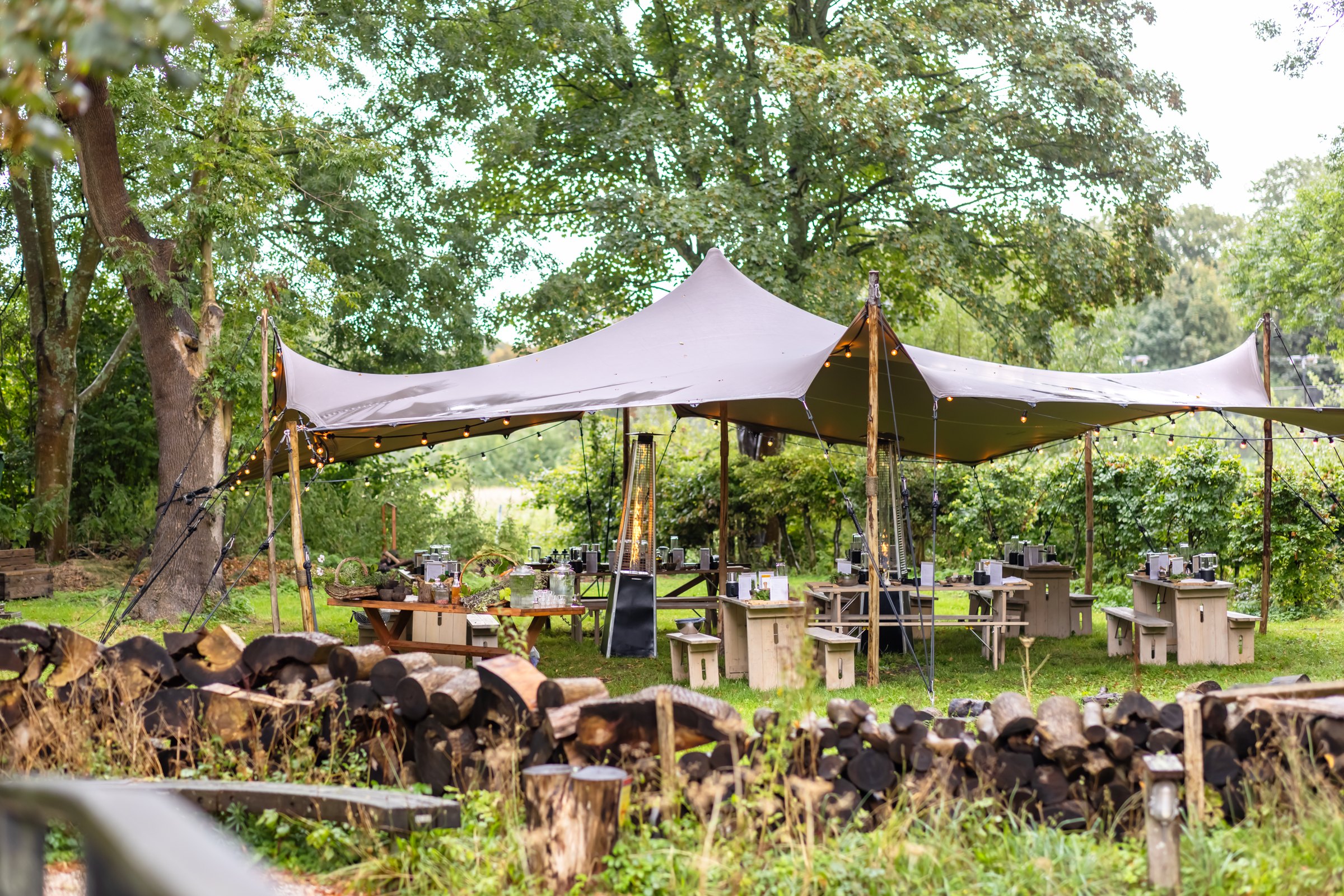 Stretchtent voor de lunch in de natuur