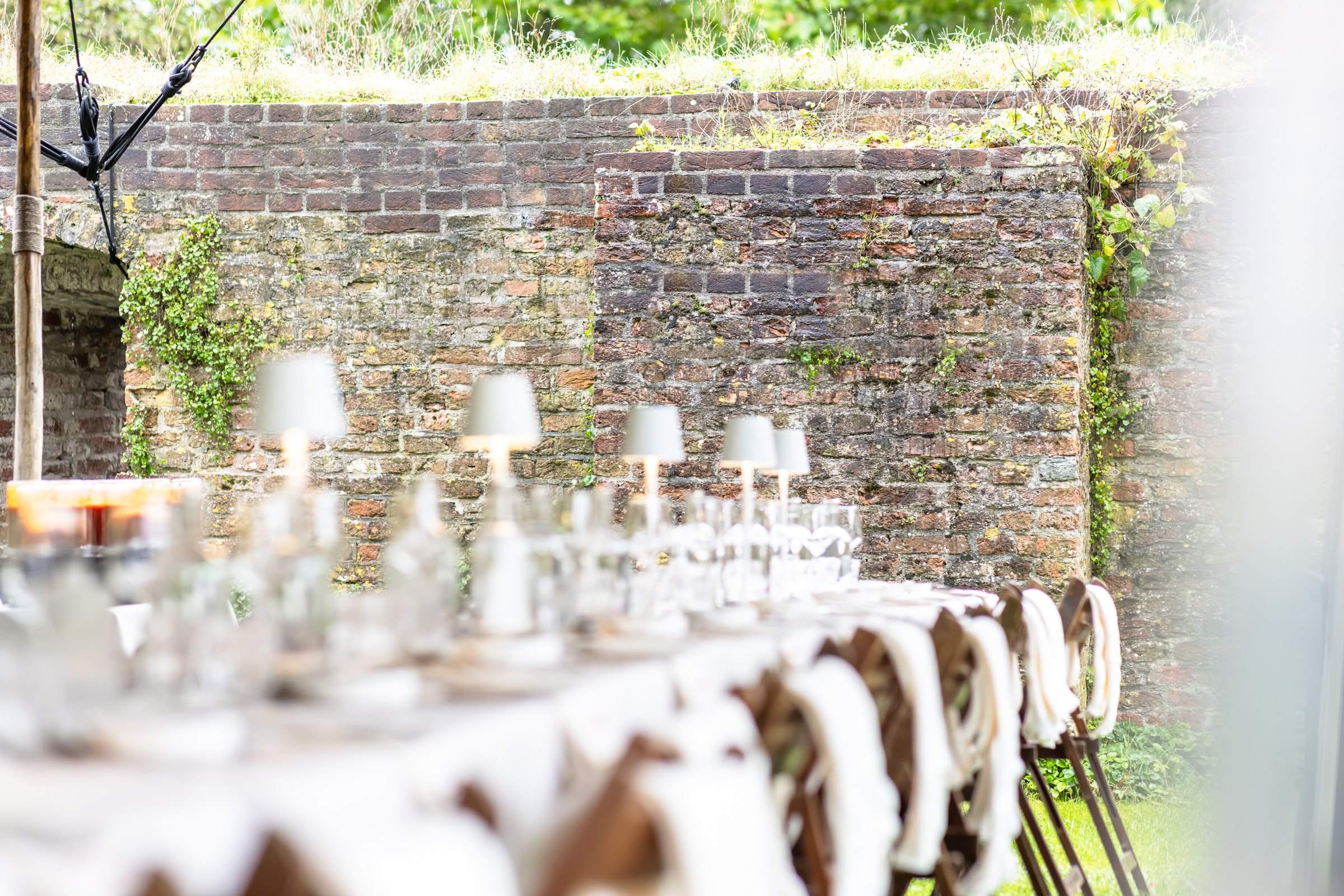 Gedekte lange tafel bij de kasteelmuur